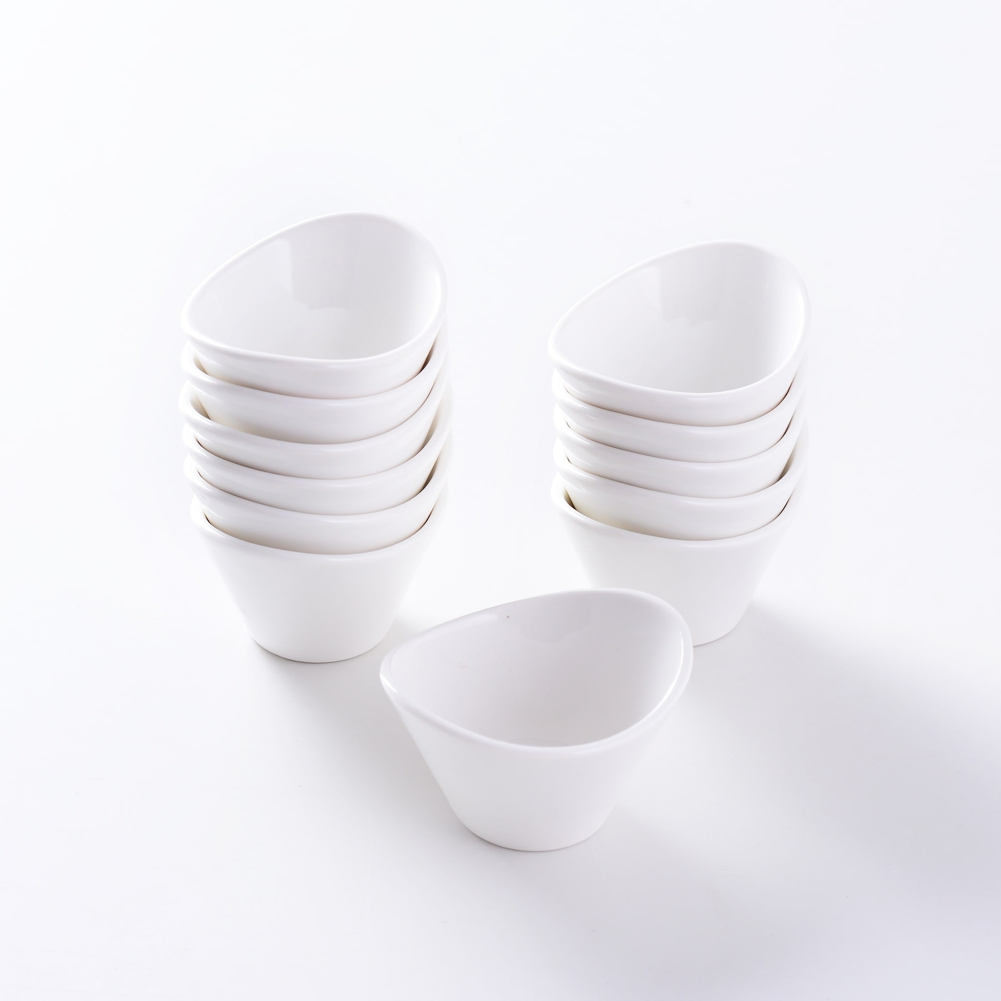 https://ak1.ostkcdn.com/images/products/is/images/direct/ae78176fa669e31785ff36aeff8f77253d8703bb/2.6%27%27-White-Porcelain-Ramekins-Souffle-Dishes-Baking-Cups-Set-of-12.jpg