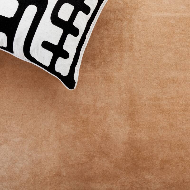 SAFAVIEH Handmade Cow Hide Radomila Cabin & Lodge Rug - 5' x 7' - Light Beige