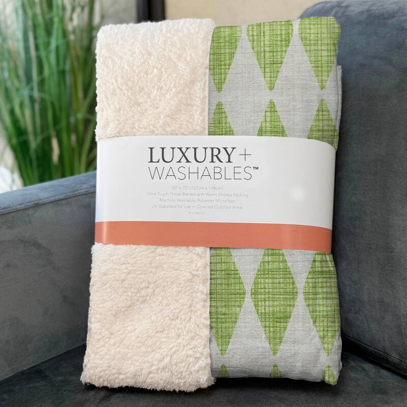 Premium Machine Washable Modern Argyle Sherpa Throw Blanket