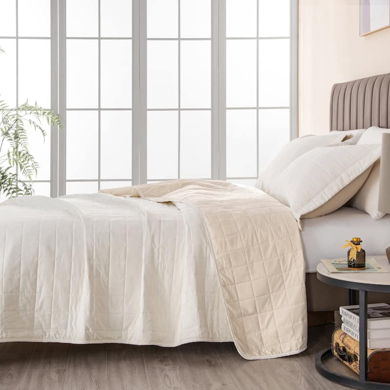 Luxurious Two-Tone Microfiber Quilt Set With Shams