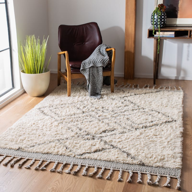 SAFAVIEH Handmade Casablanca Shag Friddora Tribal Wool Rug - 4' x 6' - Grey/Ivory