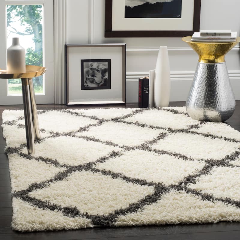 SAFAVIEH Dallas Shag Darina Trellis 1.5-inch Thick Rug - 4' x 6' - Ivory/Dark Grey