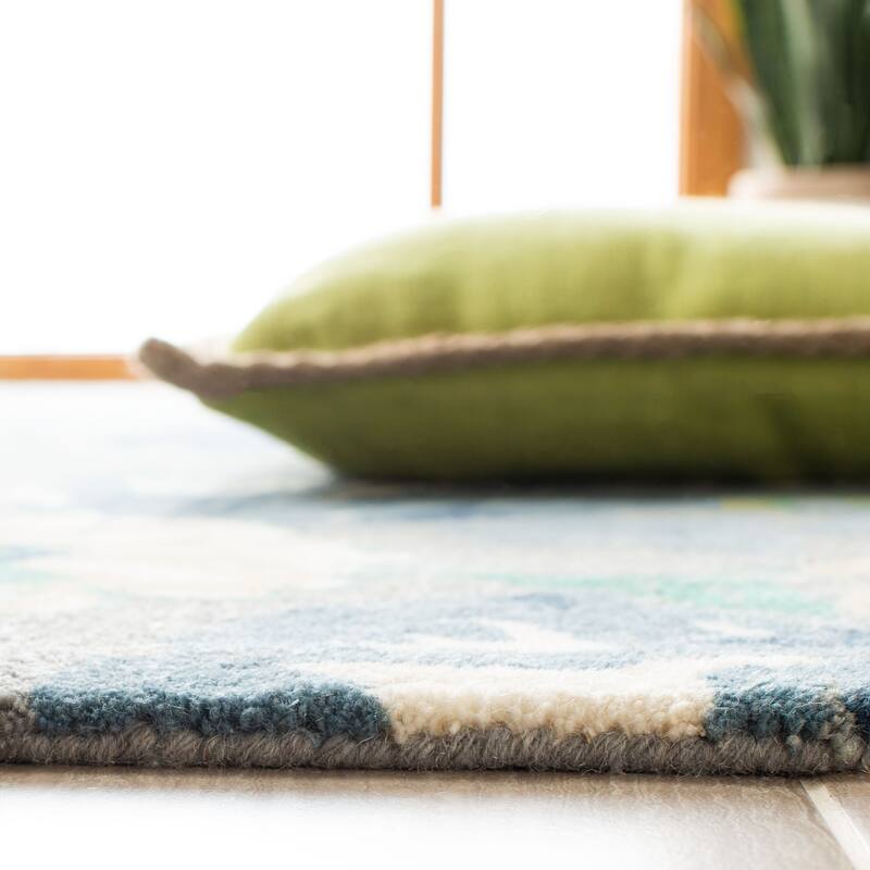SAFAVIEH Handmade Soho Irmgard Floral N.Z. Wool Rug