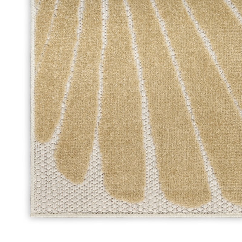 HomeRoots Contemporary Rectangle Outdoor Rug - 4' X 6'