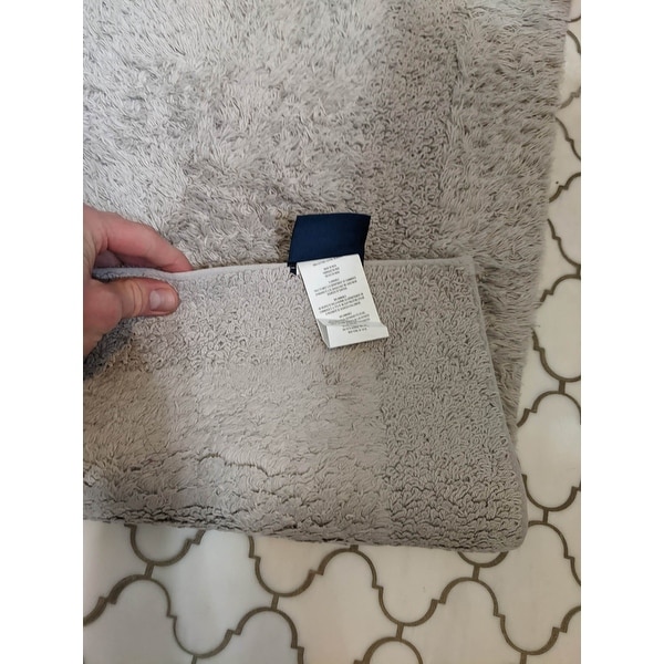 https://ak1.ostkcdn.com/images/products/is/images/direct/aee5e1b385cb081e0cac56e7d91dc3dfba573fa1/Tommy-Bahama-Long-Branch-Cotton-Tufted-Reversible-Bath-Rug.jpeg
