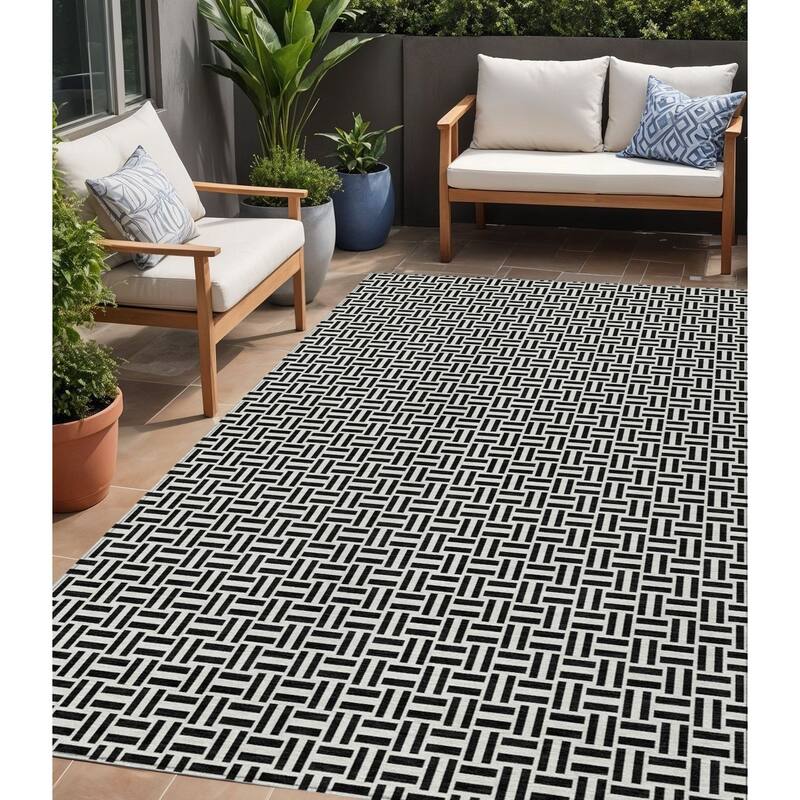 HomeRoots Geometric Transitional Rectangle Outdoor Rug - 5' X 8'