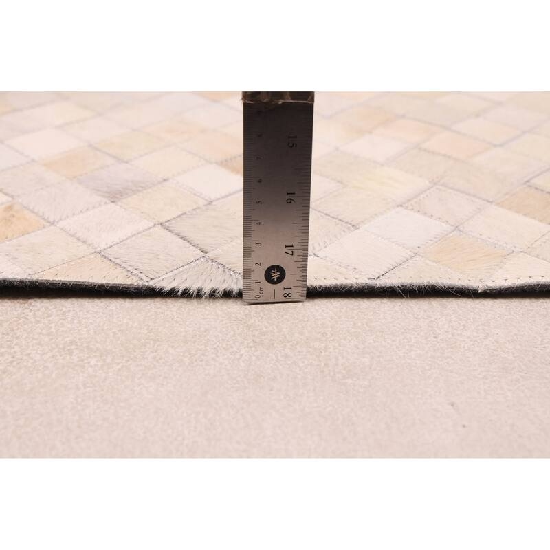 ECARPETGALLERY Handmade Cowhide Patchwork Ivory Leather Rug - 4'0 x 6'0