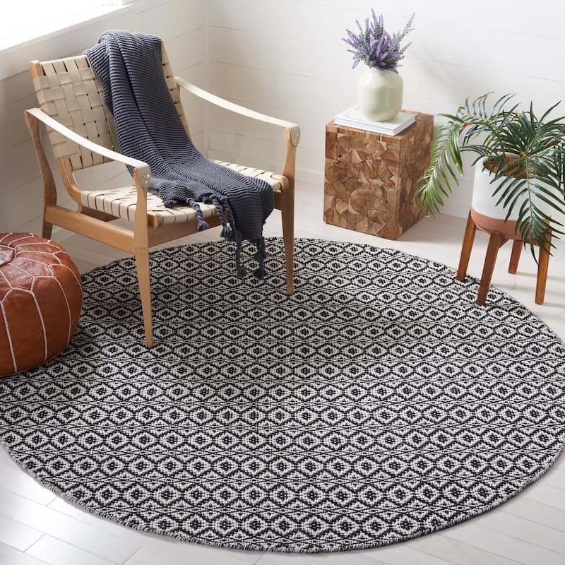 SAFAVIEH Handmade Flatweave Montauk Anky Casual Cotton Rug - 6' Round - Ivory/Black
