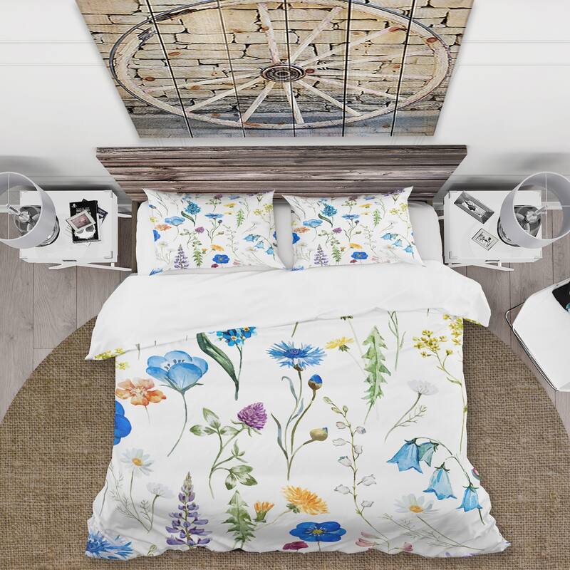 Designart 'Blue Wild Flowers' Traditional Duvet Cover Set