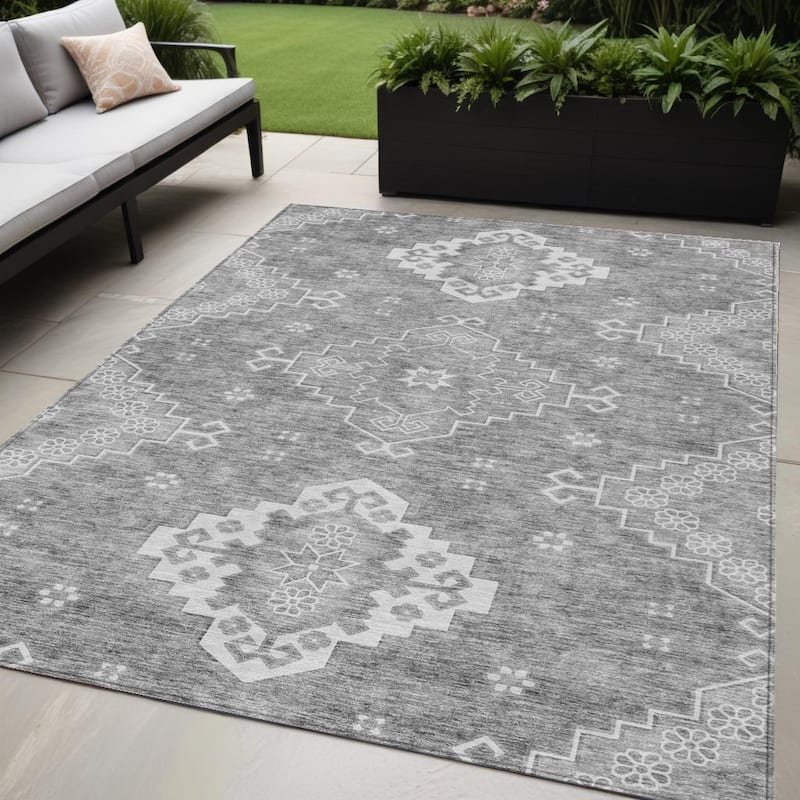 HomeRoots Medallion Traditional Rectangle Outdoor Rug - 5' X 8'