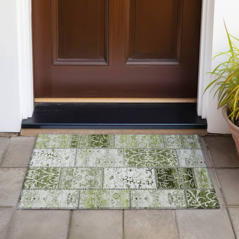 Machine Washable Indoor/ Outdoor Traditional Patchwork Chantille Rug