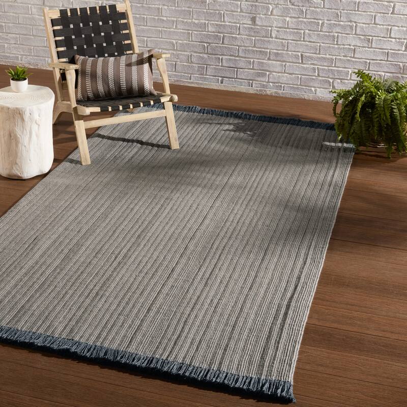 Tudor Indoor/ Outdoor Solid Area Rug