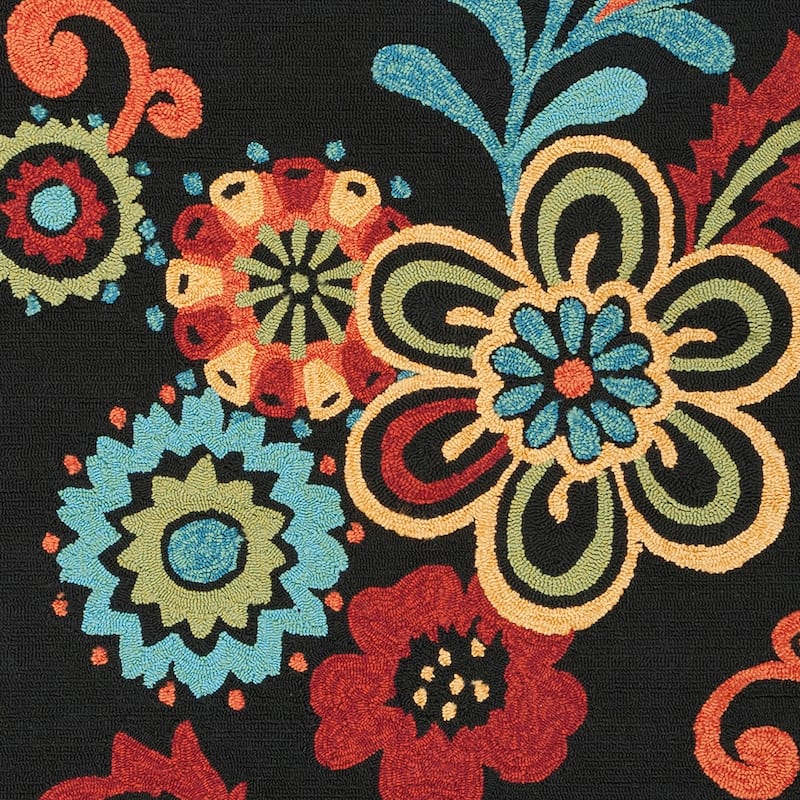 The Curated Nomad Acacia Hand-hooked Bold Daisies Caviar Indoor/ Outdoor Floral Area Rug - 5' x 7'6"/Surplus