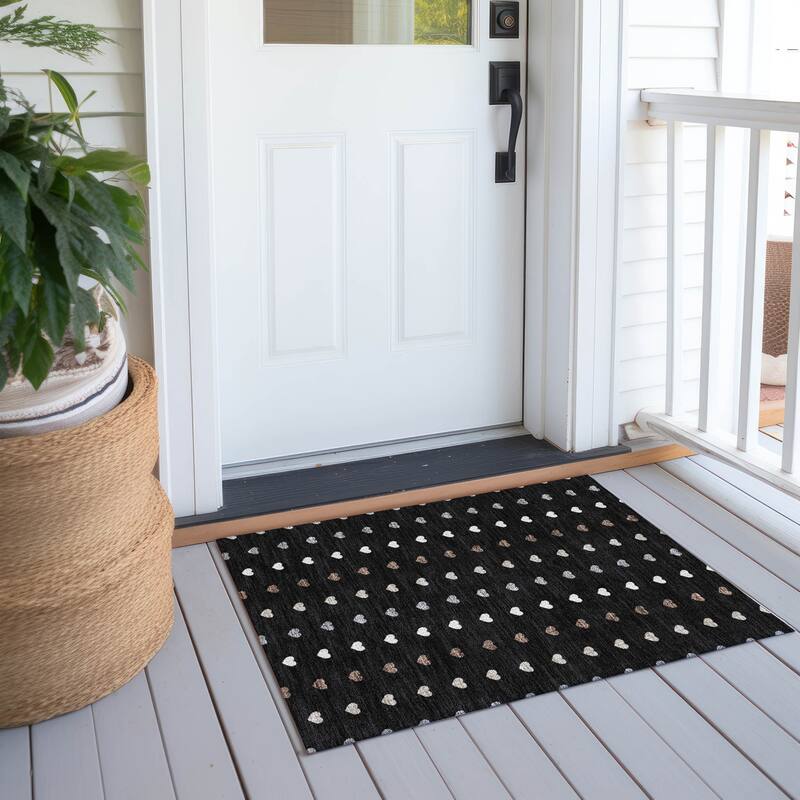 Machine Washable Indoor/ Outdoor Modern Hearts Chantille Rug - Black - 1'8" x 2'6"