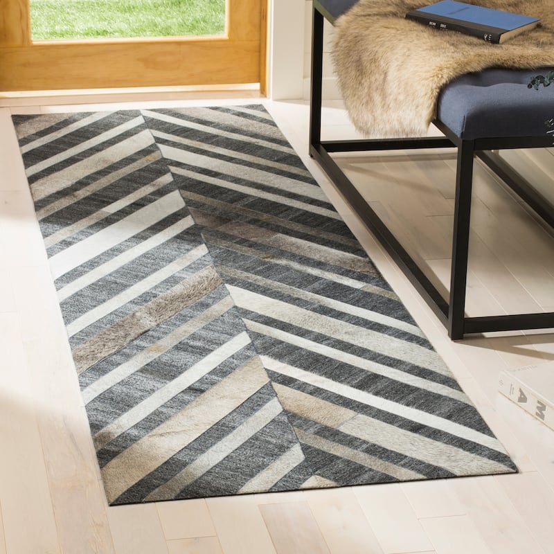 SAFAVIEH Handmade Studio Leather Pepper Modern Leather Rug - 2'3" x 7' Runner - Ivory/Dark Grey