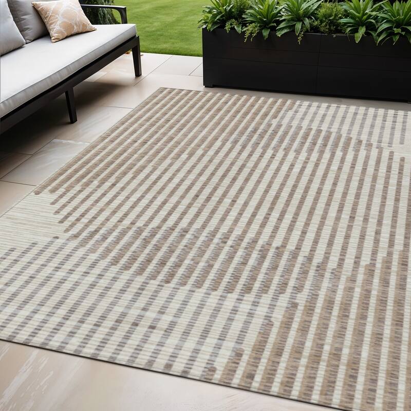 HomeRoots Geometric Transitional Rectangle Outdoor Rug - 5' X 8'