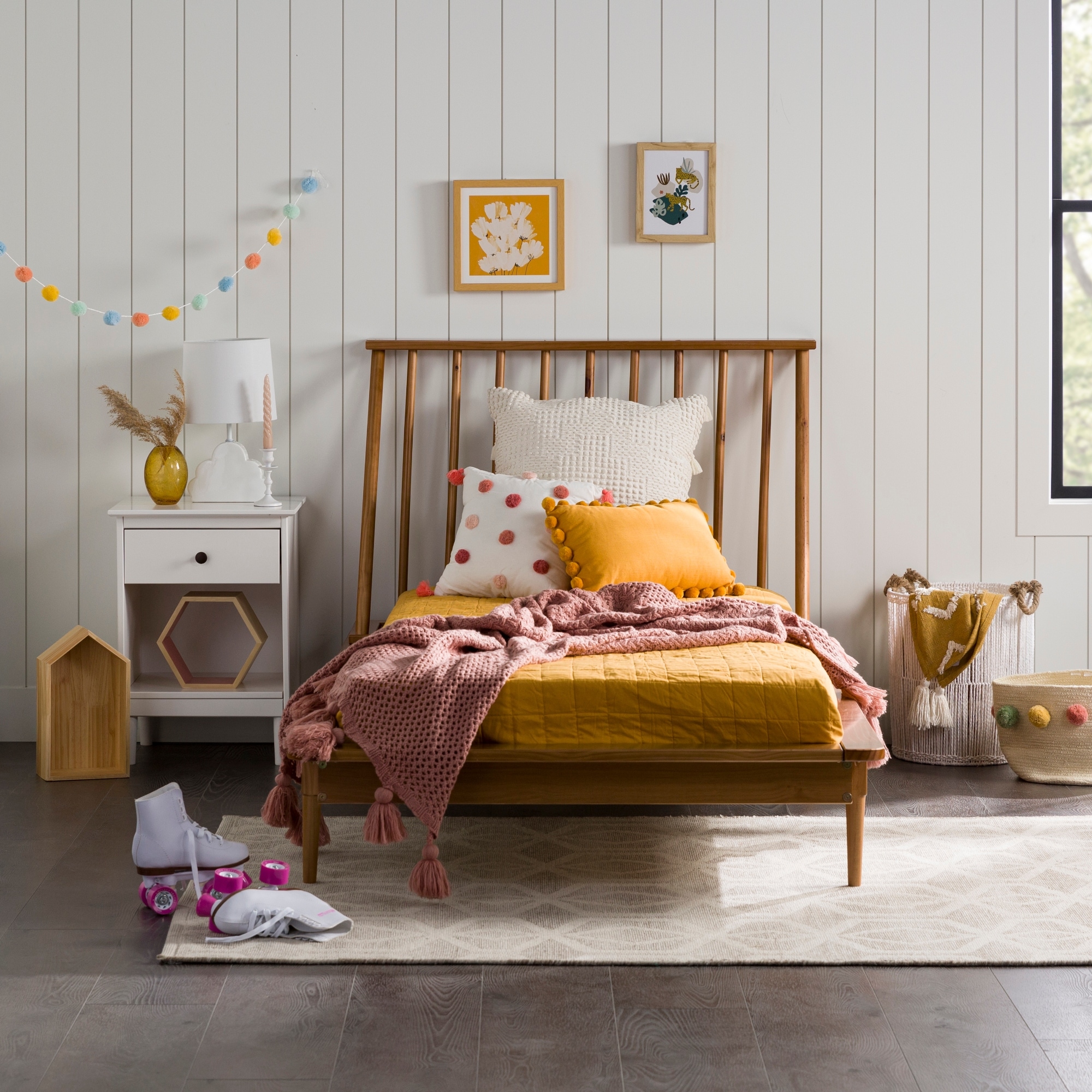 Wood spindle outlet platform bed