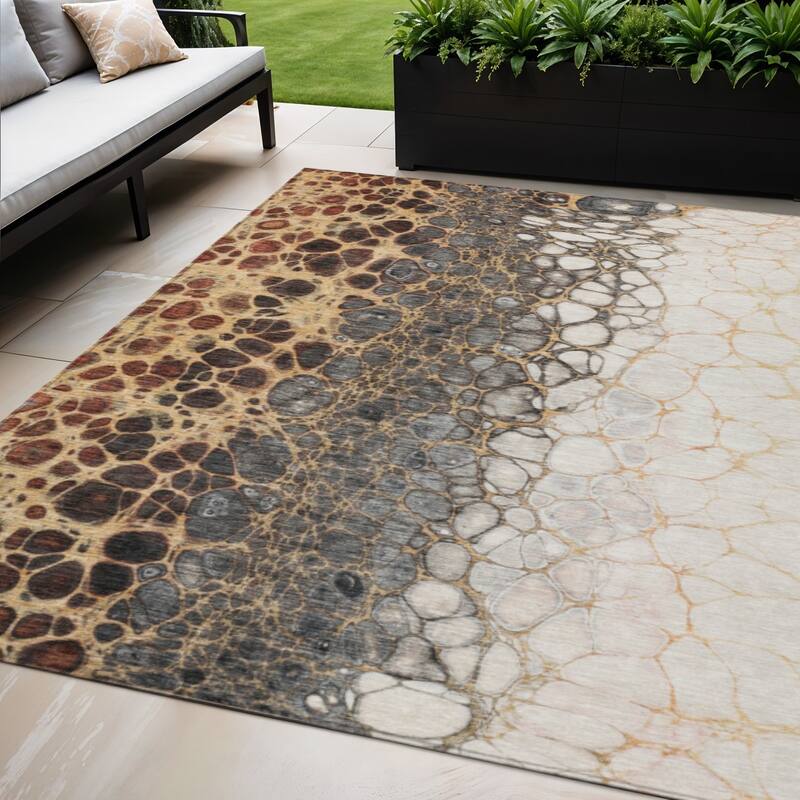 HomeRoots Abstract Transitional Rectangle Outdoor Rug - 5' X 8'
