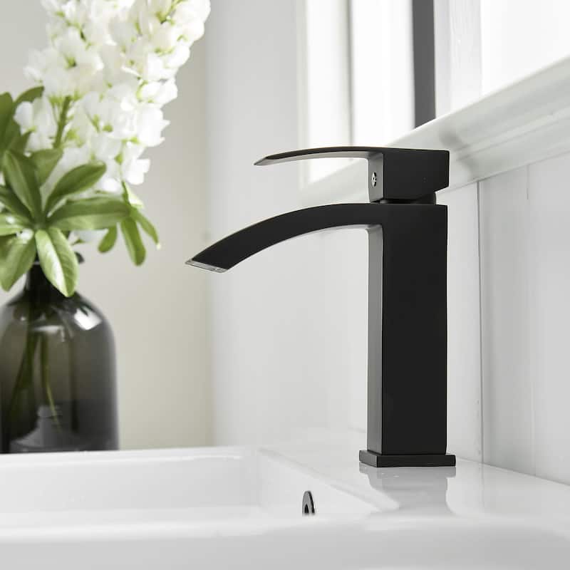 Single Hole Single-Handle Bathroom Faucet in Black