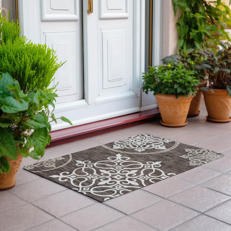 Machine Washable Indoor/ Outdoor Chantille Bold Medallion Rug - Chocolate - 1'8" x 2'6"