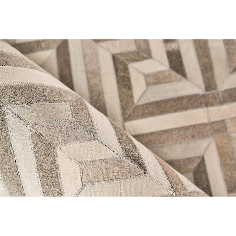 EXQUISITE RUGS Natural Hide Hand-stitched Leather Hide Grey/Ivory Area Rug.