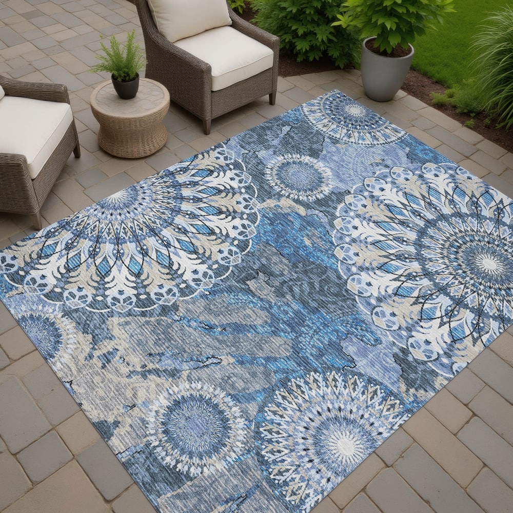 Machine Washable Indoor/ Outdoor Traditional Pinwheel Chantille Rug