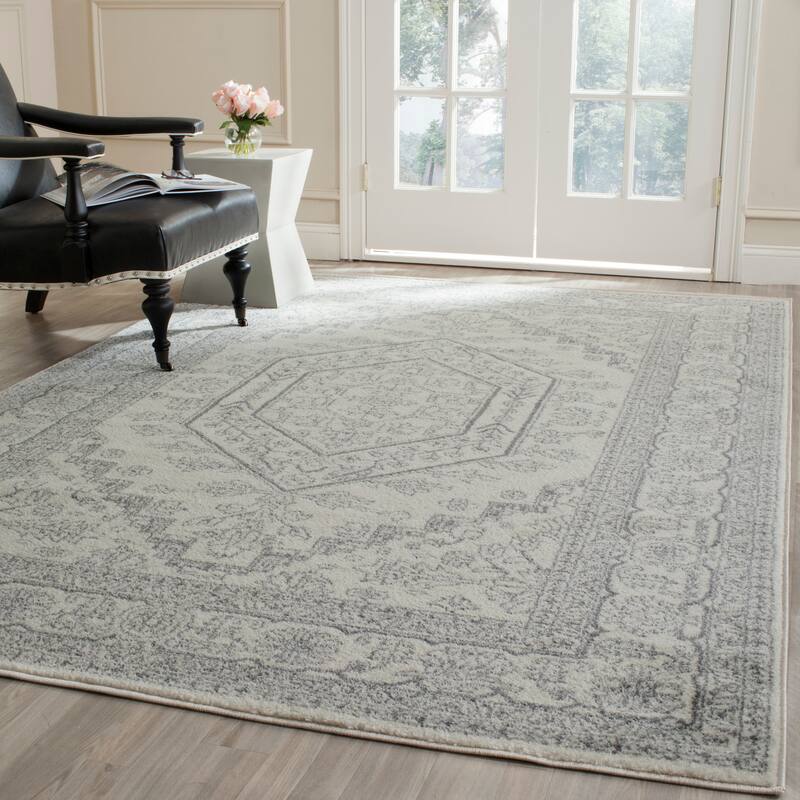 SAFAVIEH Adirondack Cheyenne Rustic Oriental Medallion Rug - 6' x 9' - Ivory/Silver