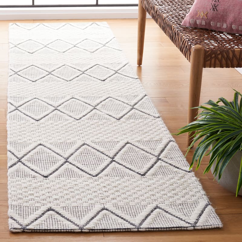 SAFAVIEH Handmade Marbella Blair Wool Rug - 2'3" x 9' Runner - Ivory/Black