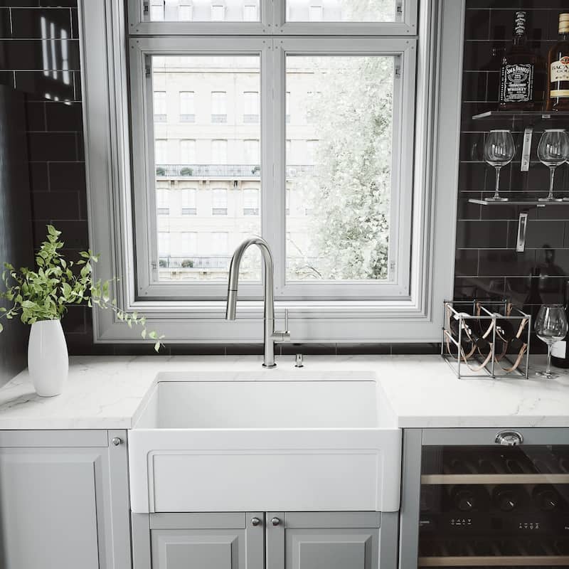 VIGO Greenwich 18" H Single Handle Pull-Down Sprayer Kitchen Faucet