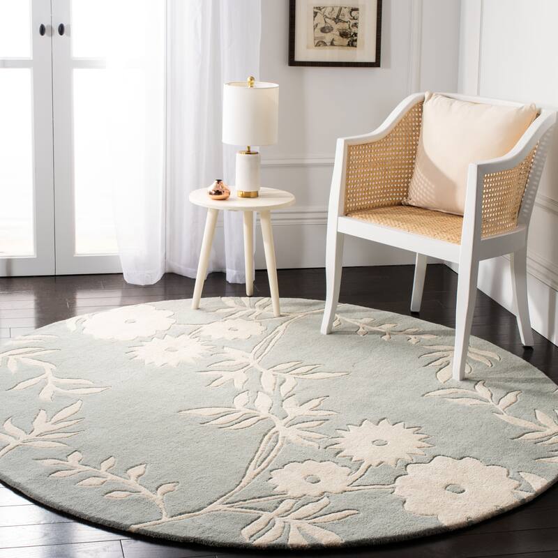 SAFAVIEH Handmade Soho Chelsey Floral N.Z. Wool Rug - 6' Round - Grey/Ivory