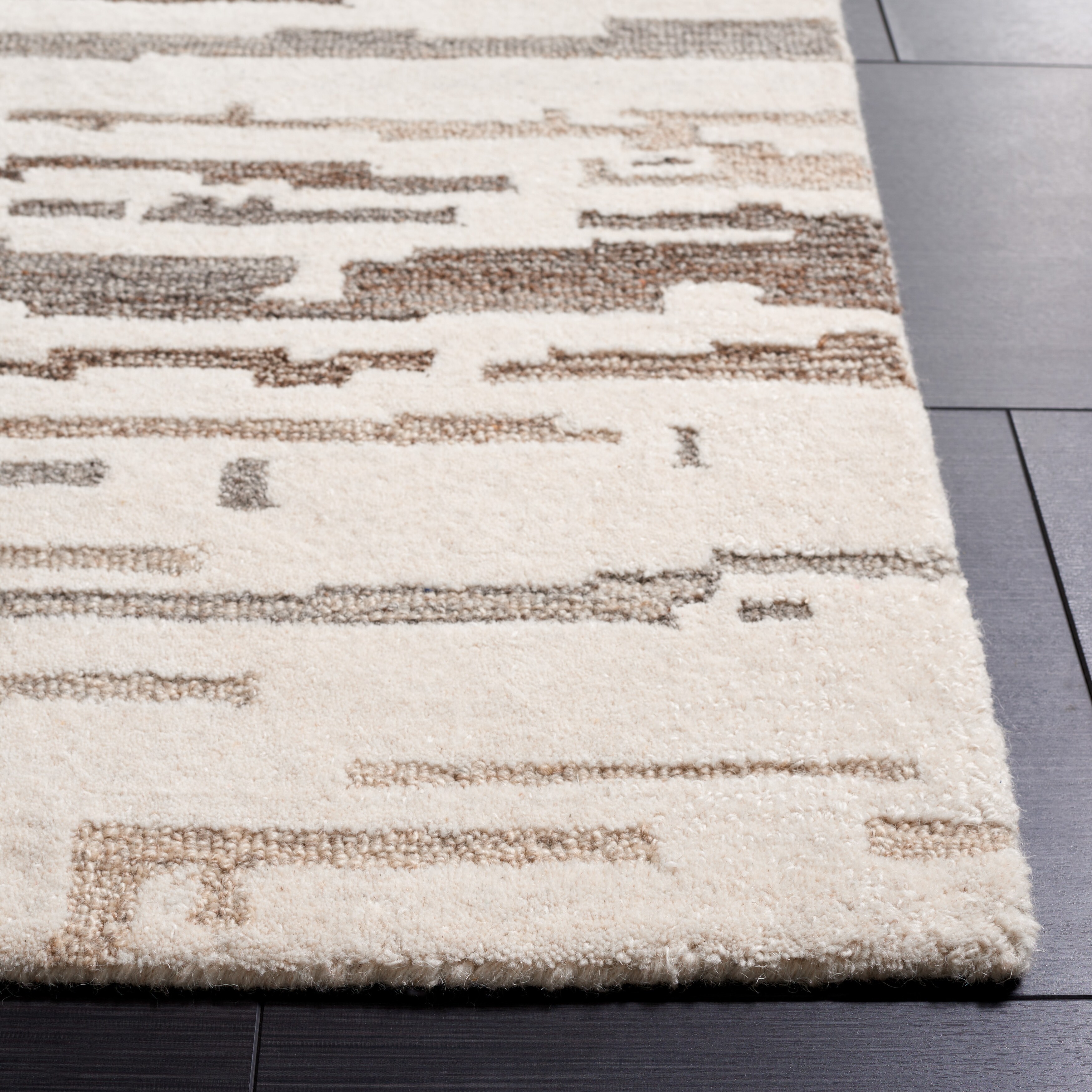 SAFAVIEH Handmade Ebony Alkis Modern Wool Rug - 50-60