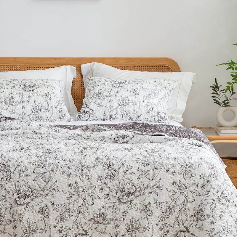 Wonderful Sophia Lightweight Floral Quilt Set