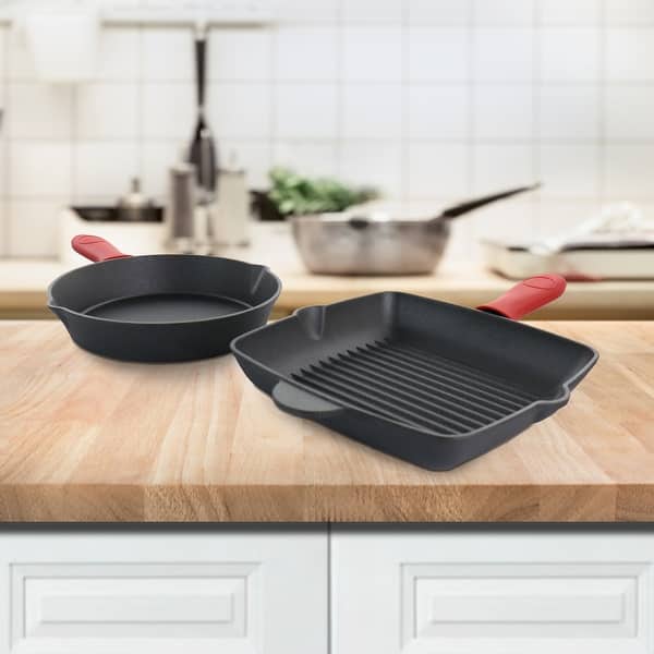 https://ak1.ostkcdn.com/images/products/is/images/direct/b174a729cbd4c81a5d281723912d79a6c1883ba6/MegaChef-Pre-Seasoned-4-Piece-Cast-Iron-Set-with-Silicone-Handles.jpg?impolicy=medium