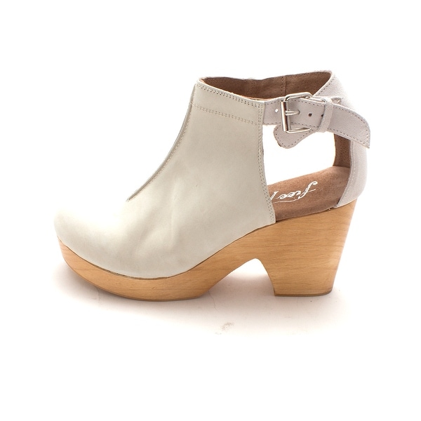 closed toe clogs with strap