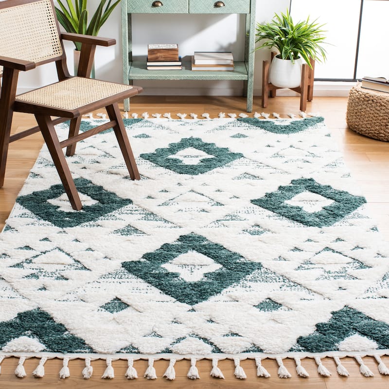 SAFAVIEH Moroccan Tassel Shag Kobi 2-inch Thick Rug - 6'7" x 9'2" - Green/Ivory