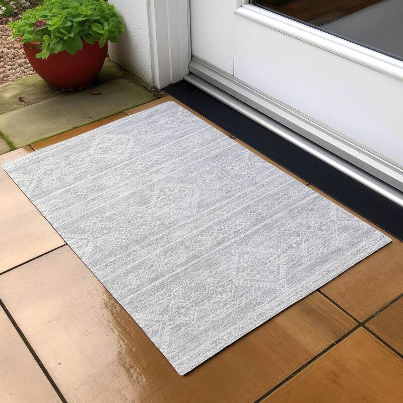 Machine Washable Indoor/ Outdoor Chantille Moroccan Boho Rug - Silver - 1'8" x 2'6"