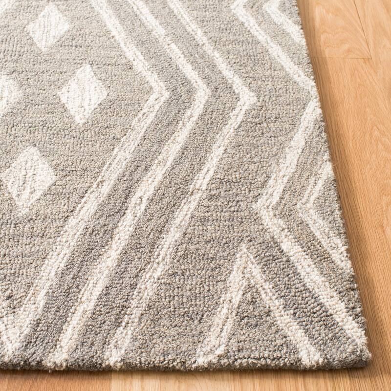 SAFAVIEH Handmade Micro-Loop Hildegund Wool Rug