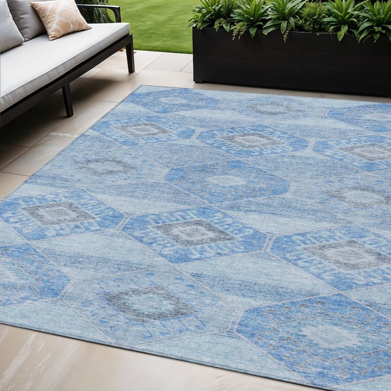 HomeRoots Aztec Transitional Rectangle Outdoor Rug - 5' X 8'