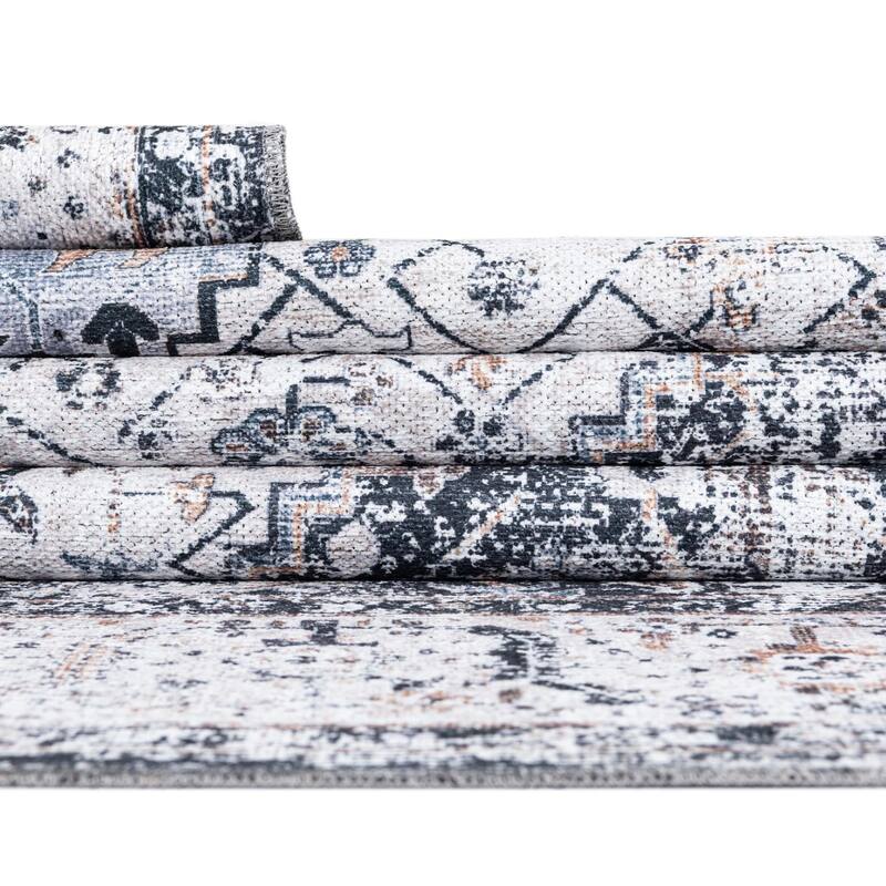 Traditional Tira Collection Area Rug
