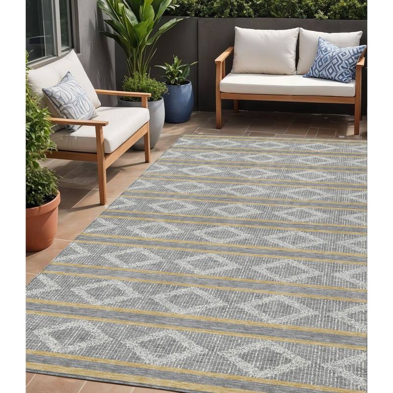 HomeRoots Geometric Transitional Rectangle Outdoor Rug - 5' X 8'