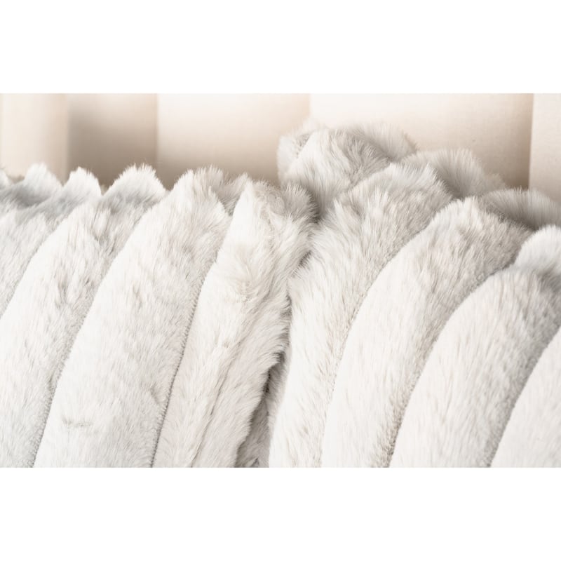 Siscovers Puff 4-Piece Luxury Ribbed Faux Fur Duvet Cover & Insert Set