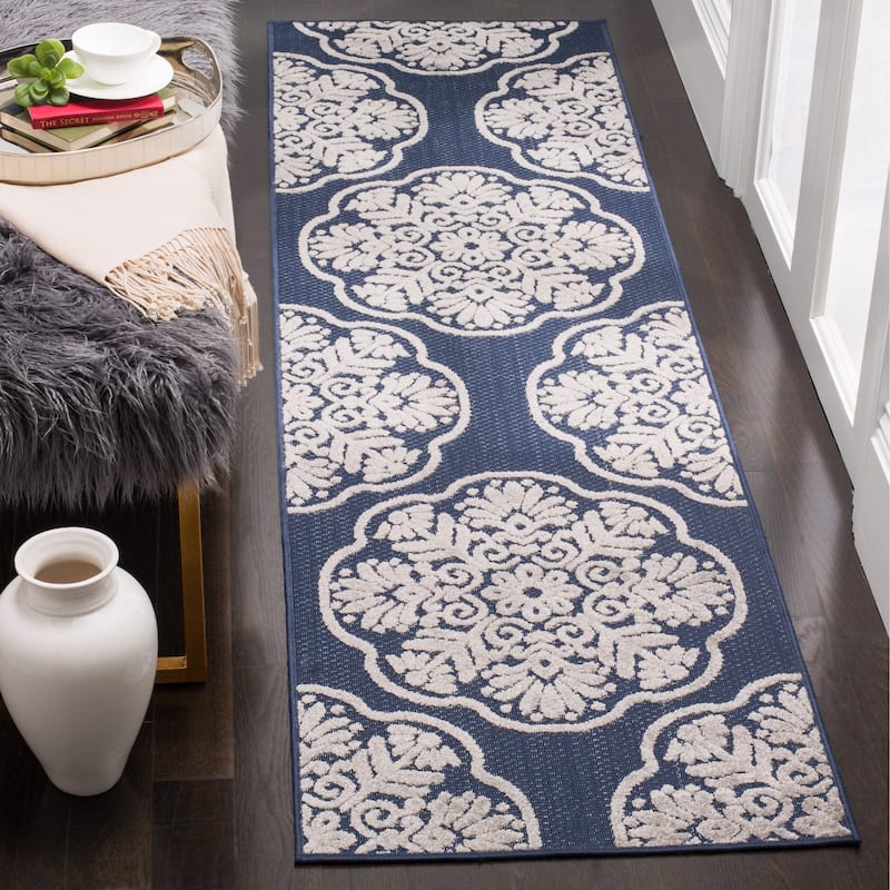 SAFAVIEH Cottage Magnhild Indoor/ Outdoor Patio Backyard Rug