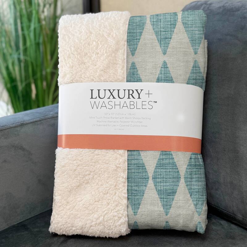 Premium Machine Washable Modern Argyle Sherpa Throw Blanket