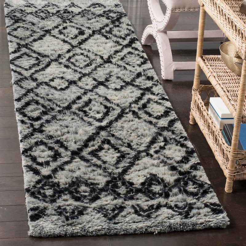 SAFAVIEH Handmade Casablanca Shag Ziyba Tribal Wool Rug - 2'3" x 8' Runner - Grey/Charcoal