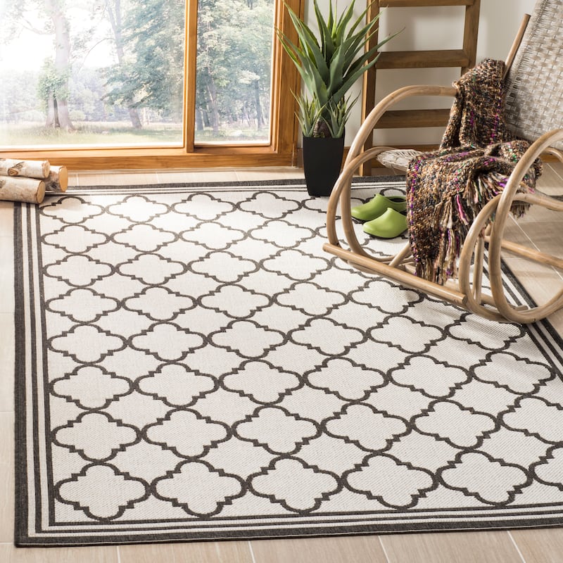 SAFAVIEH Linden Carolynn Indoor/ Outdoor Patio Backyard Rug - 4' x 6' - Light Grey/Charcoal