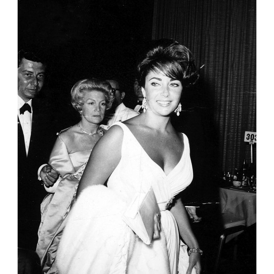 Elizabeth Taylor in an evening gown Photo Print - Bed Bath & Beyond - 25374478 Elizabeth Taylor in an evening gown Photo Print - Bed Bath & Beyond - 25374478