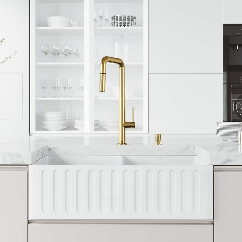 VIGO Parsons 18" H Single Handle Pull-Down Sprayer Kitchen Faucet