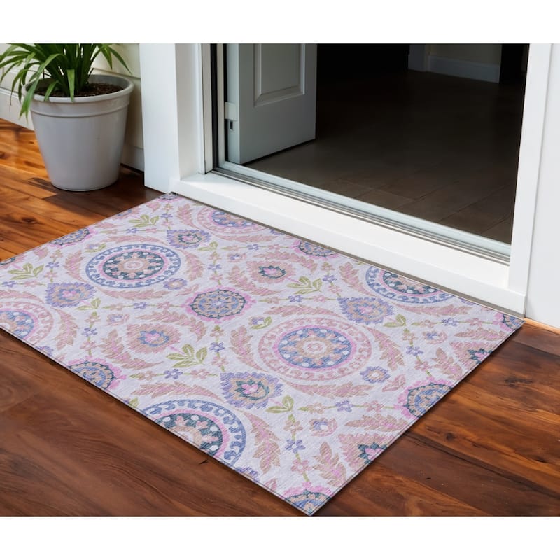 HomeRoots Floral Transitional Rectangle Outdoor Rug - 3' x 5'