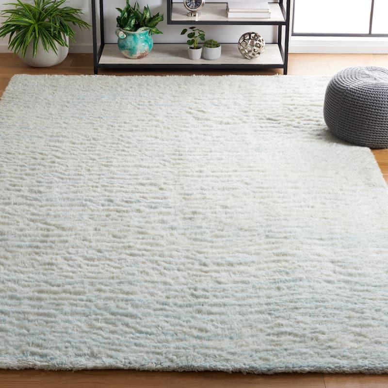 SAFAVIEH Handmade Casablanca Shag Ceferina Wool Rug - 3' x 5' - Light Blue