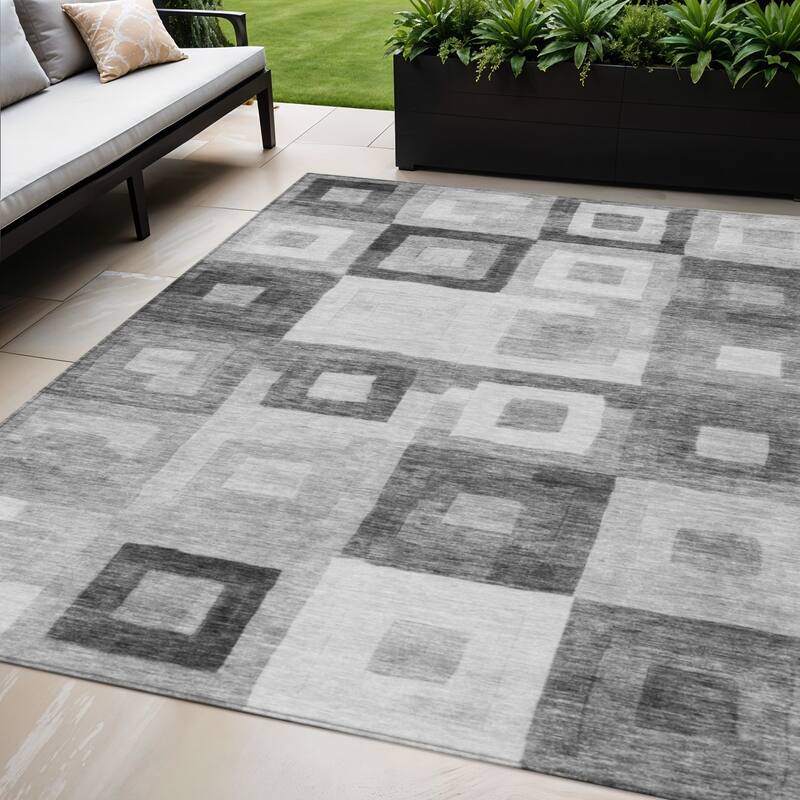 HomeRoots Geometric Transitional Rectangle Outdoor Rug - 5' X 8'